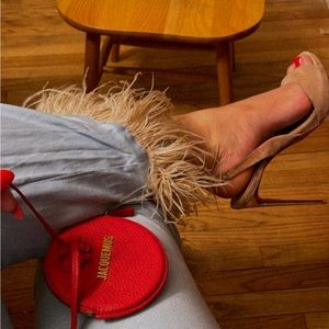 Sleeper set with ostrich feathers.